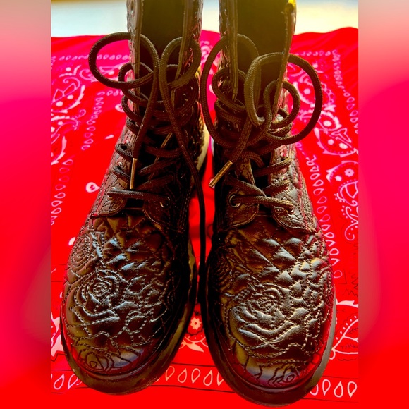 COPY - Dr. Martens black boots quilted stitching, rose floral pattern airwair s… - Picture 1 of 6